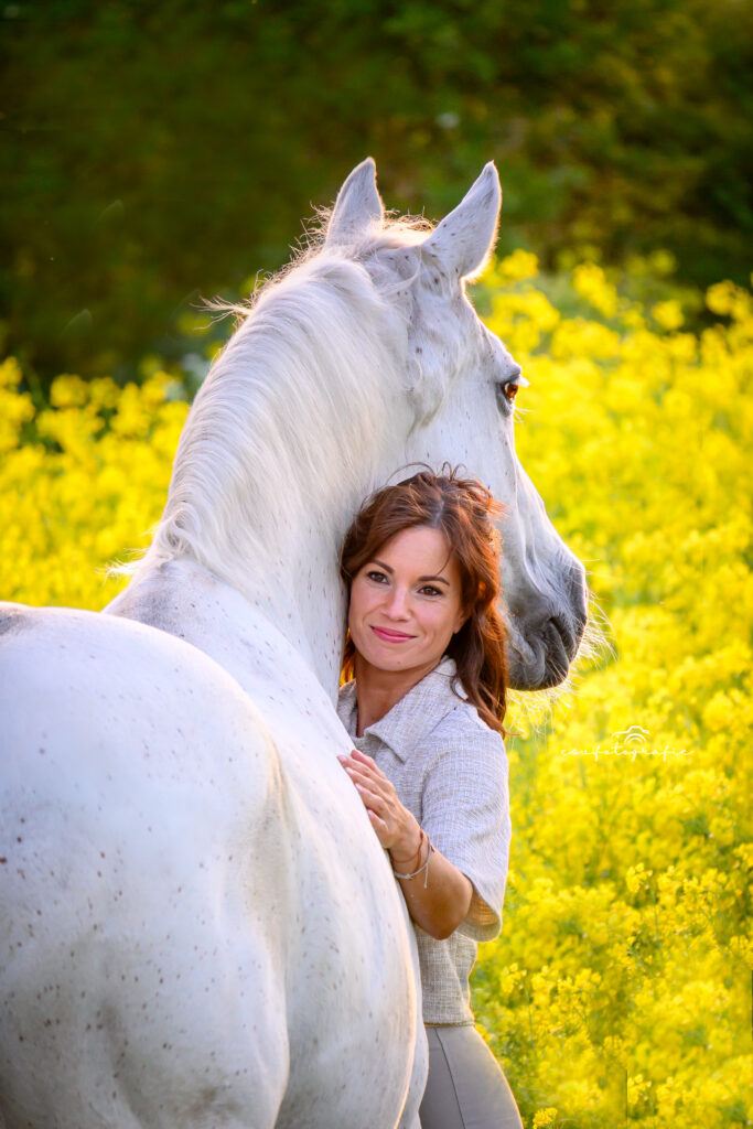 esv.fotografie paardenfotoshoot in een koolzaadveld in de omgeving van Maassluis